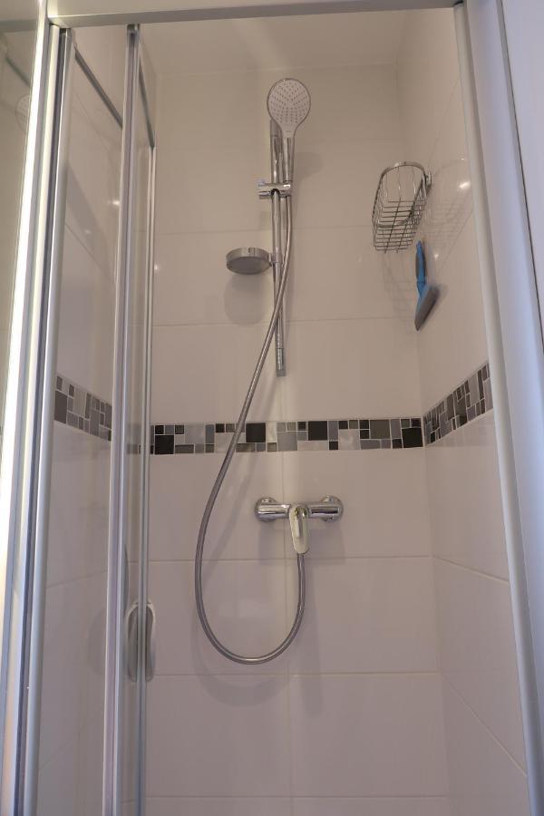 17 - Coeur Batignolles - Beau 10 M2 -110 Sqf - Etat Neuf - Calme - Ideal Personne - Single Occupancy Apartment *