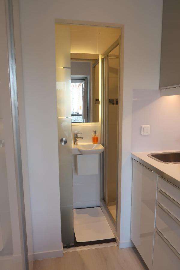 17 - Coeur Batignolles - Beau 10 M2 -110 Sqf - Etat Neuf - Calme - Ideal Personne - Single Occupancy *