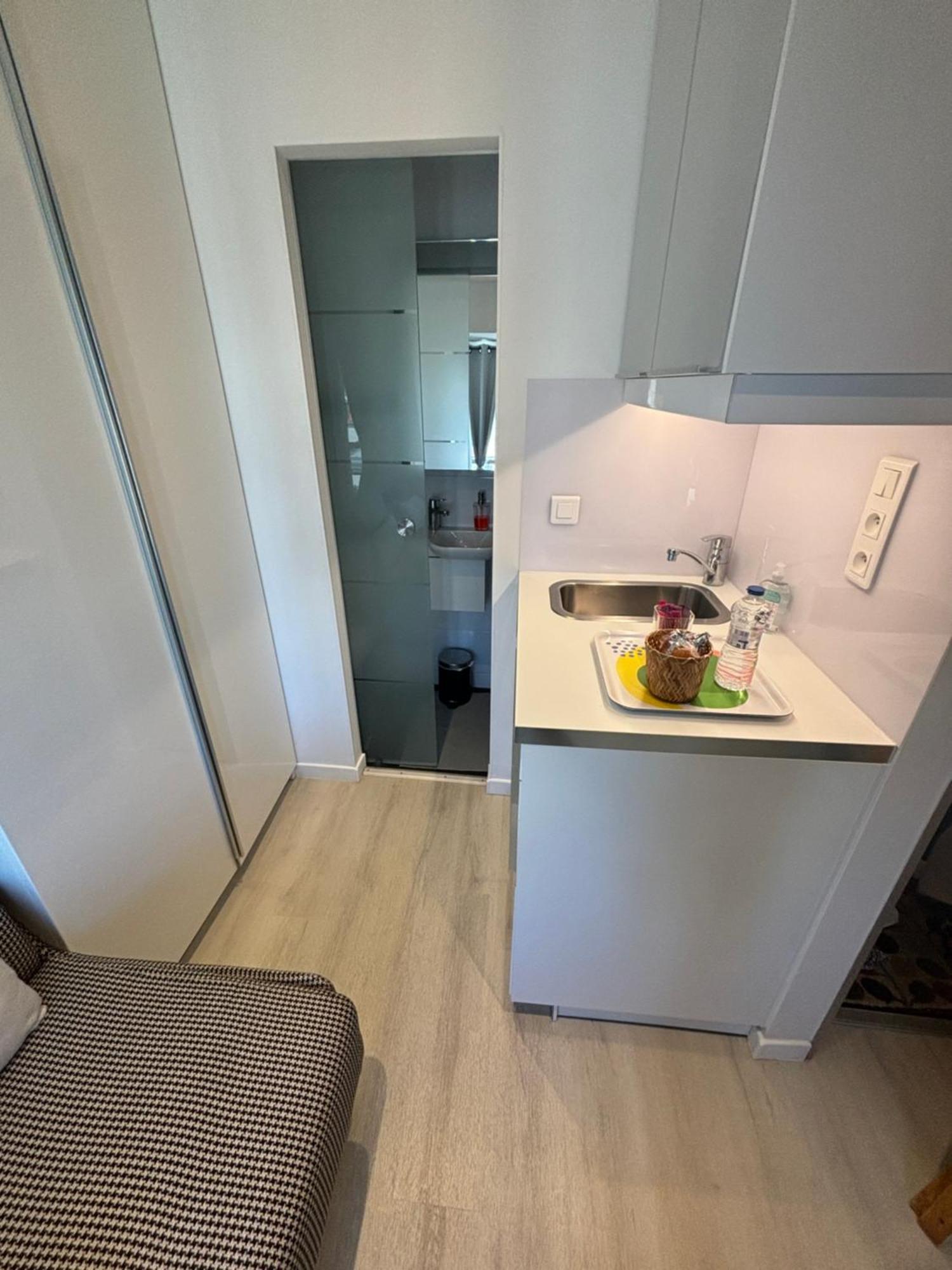17 - Coeur Batignolles - Beau 10 M2 -110 Sqf - Etat Neuf - Calme - Ideal Personne - Single Occupancy Apartment