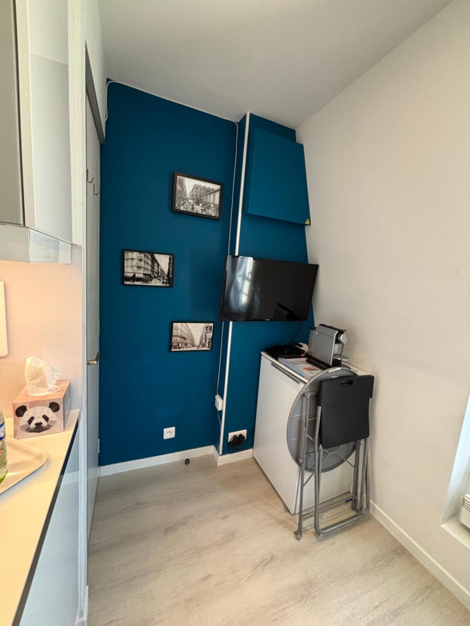 Apartment 17 - Coeur Batignolles - Beau 10 M2 -110 Sqf - Etat Neuf - Calme - Ideal Personne - Single Occupancy *