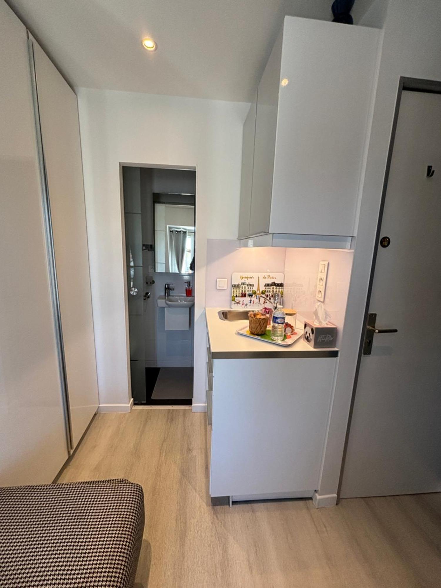 17 - Coeur Batignolles - Beau 10 M2 -110 Sqf - Etat Neuf - Calme - Ideal Personne - Single Occupancy *