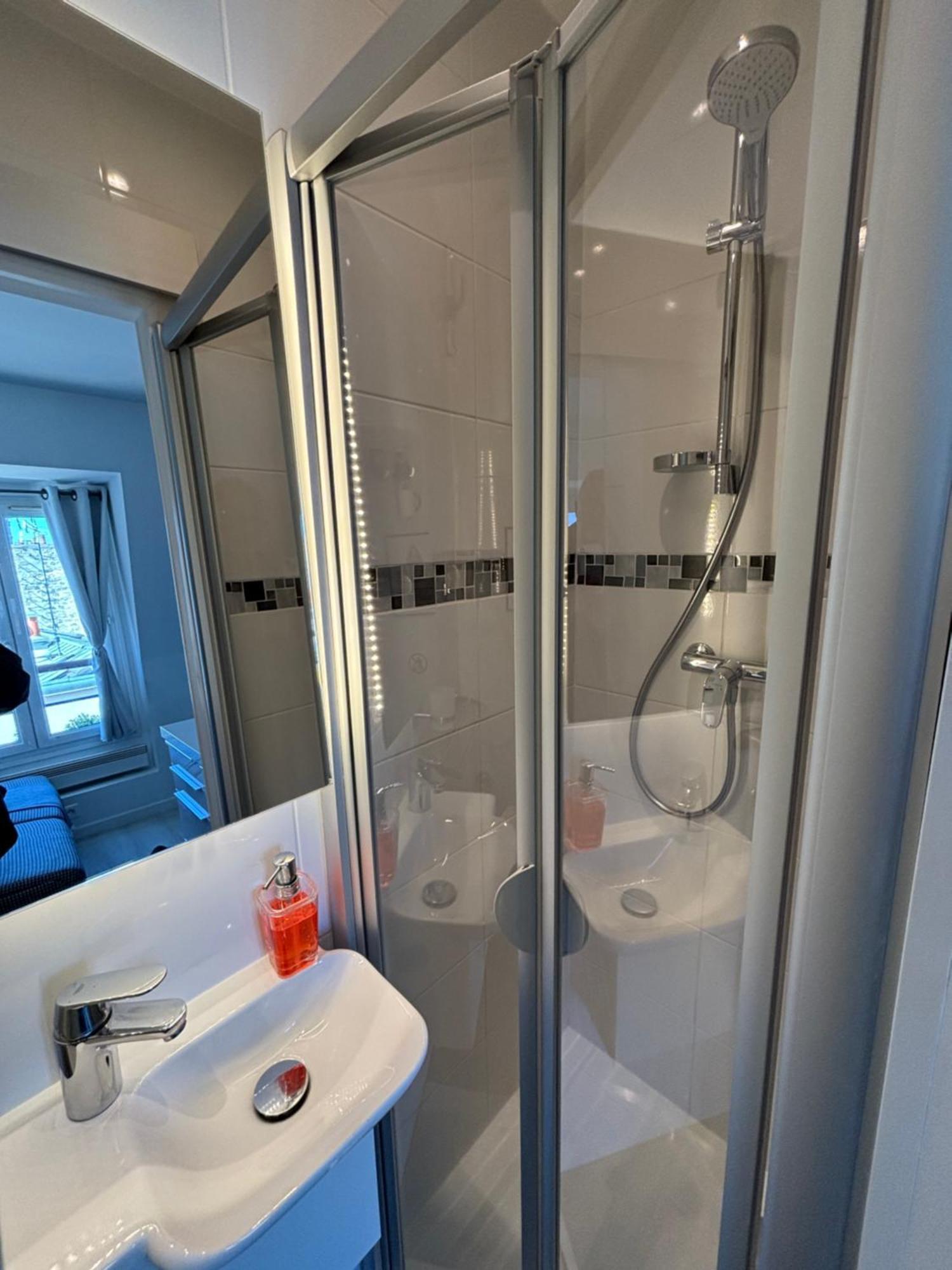 17 - Coeur Batignolles - Beau 10 M2 -110 Sqf - Etat Neuf - Calme - Ideal Personne - Single Occupancy *