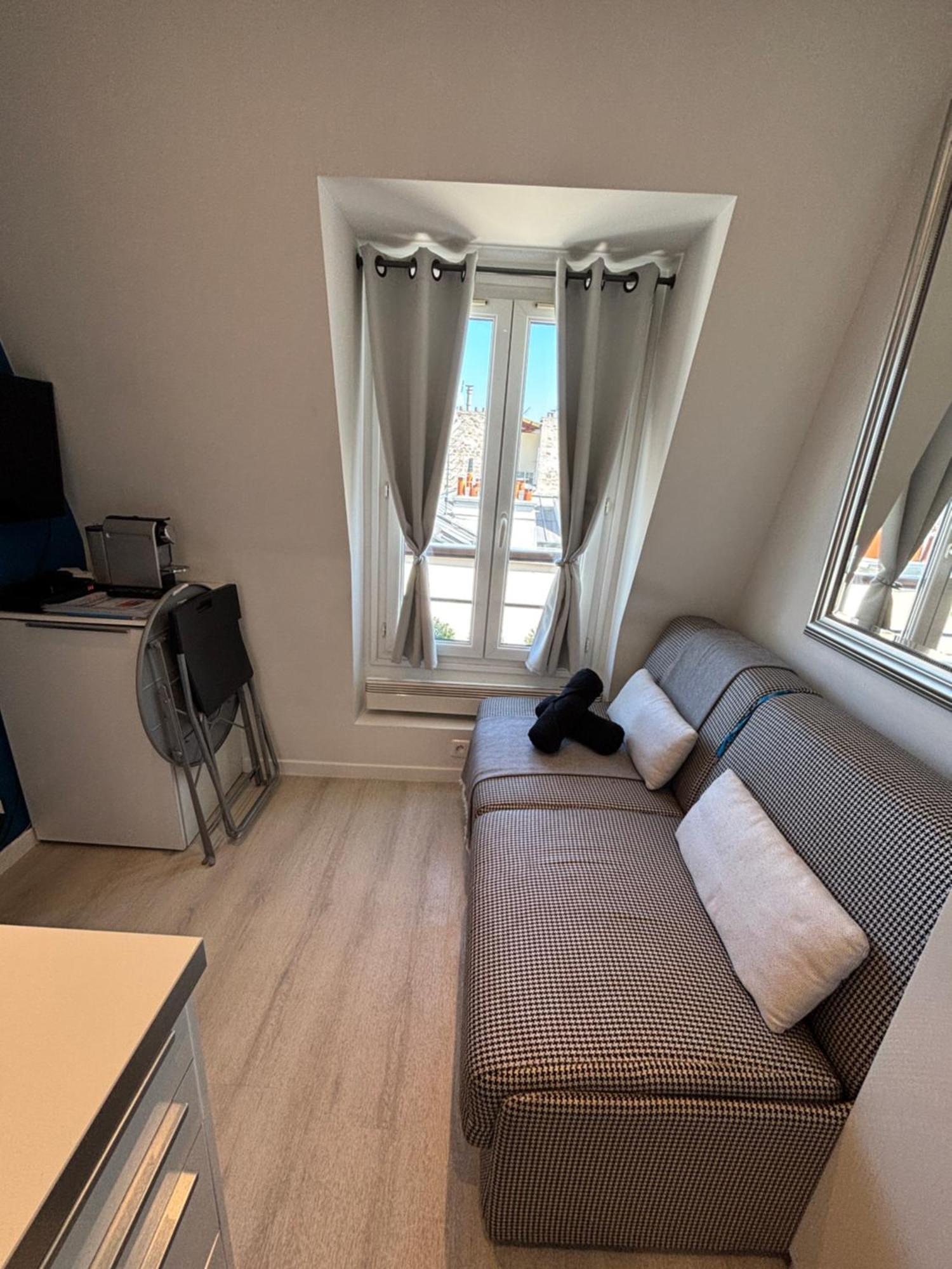 Apartment 17 - Coeur Batignolles - Beau 10 M2 -110 Sqf - Etat Neuf - Calme - Ideal Personne - Single Occupancy *